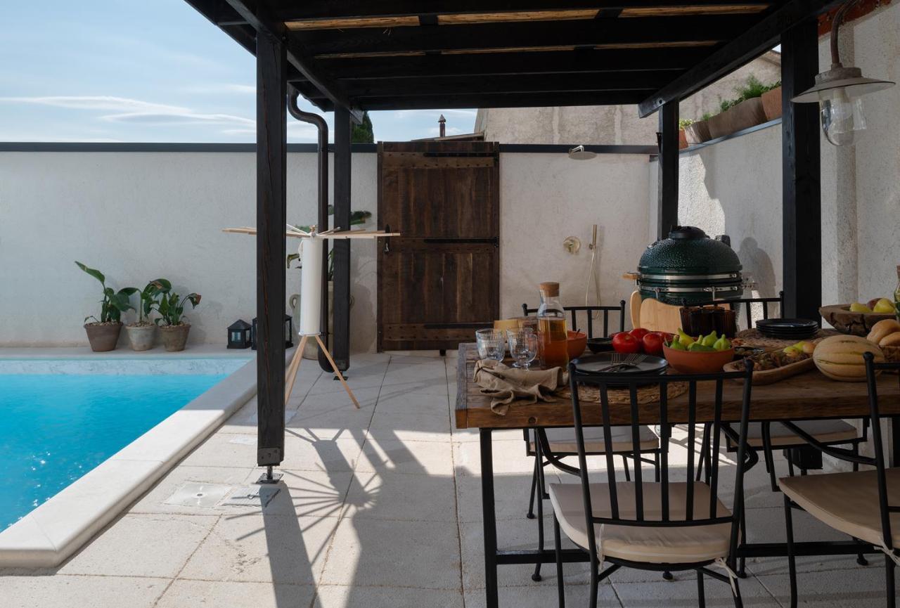 Blacksmith'S House - Rental House With Heated Pool Posedarje Exterior photo