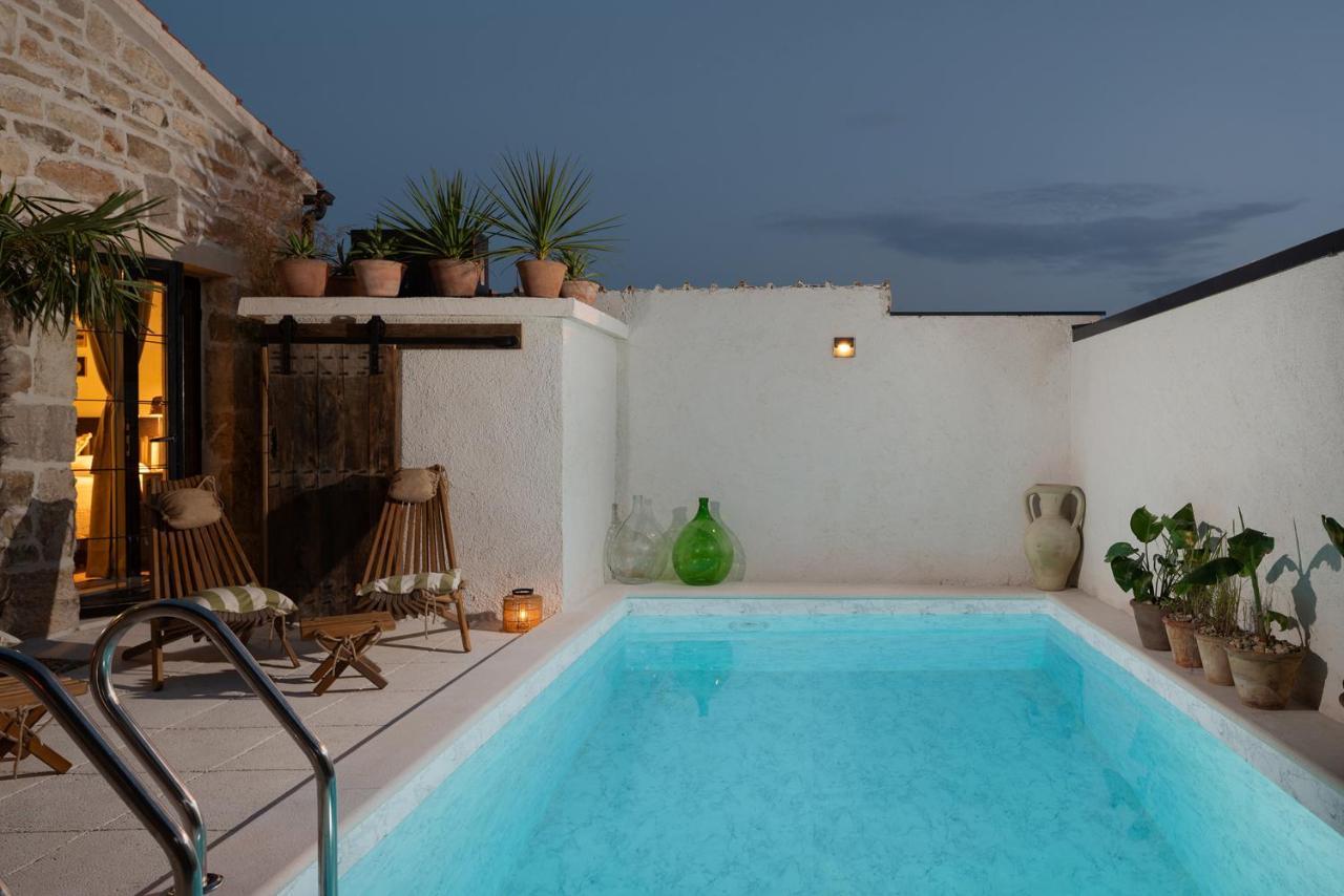 Blacksmith'S House - Rental House With Heated Pool Posedarje Exterior photo